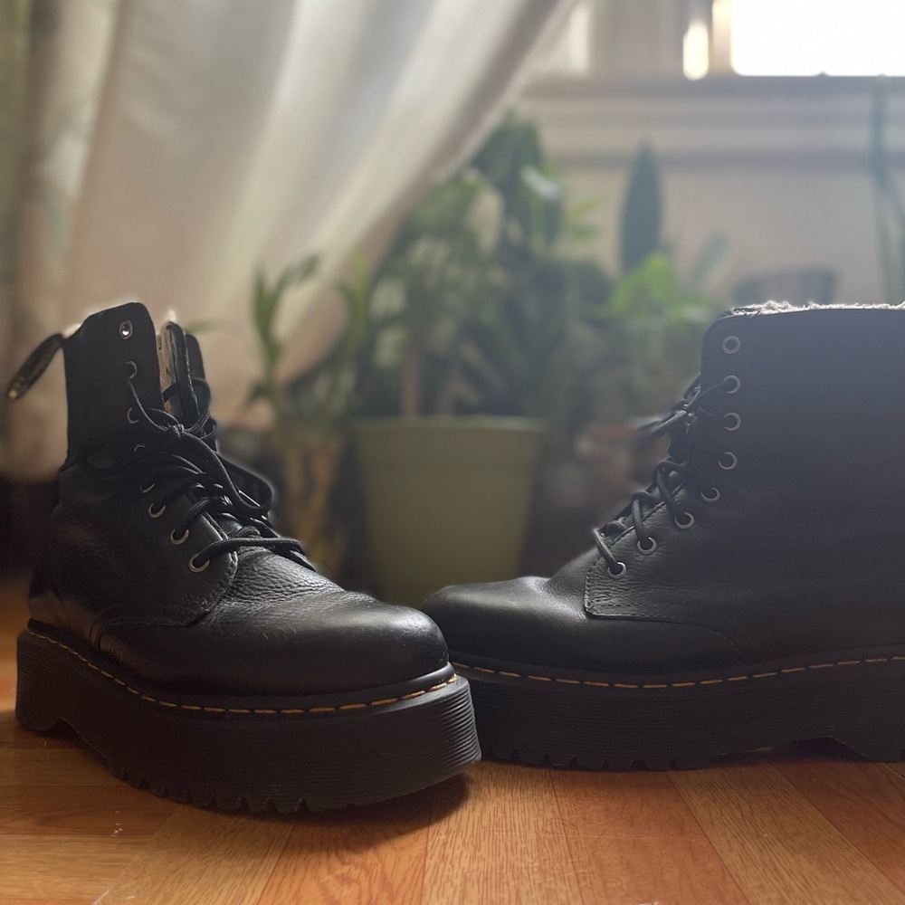 DR MARTEN’S JADON BOOT LEATHER FAUX FUR LINED PLATFORMS